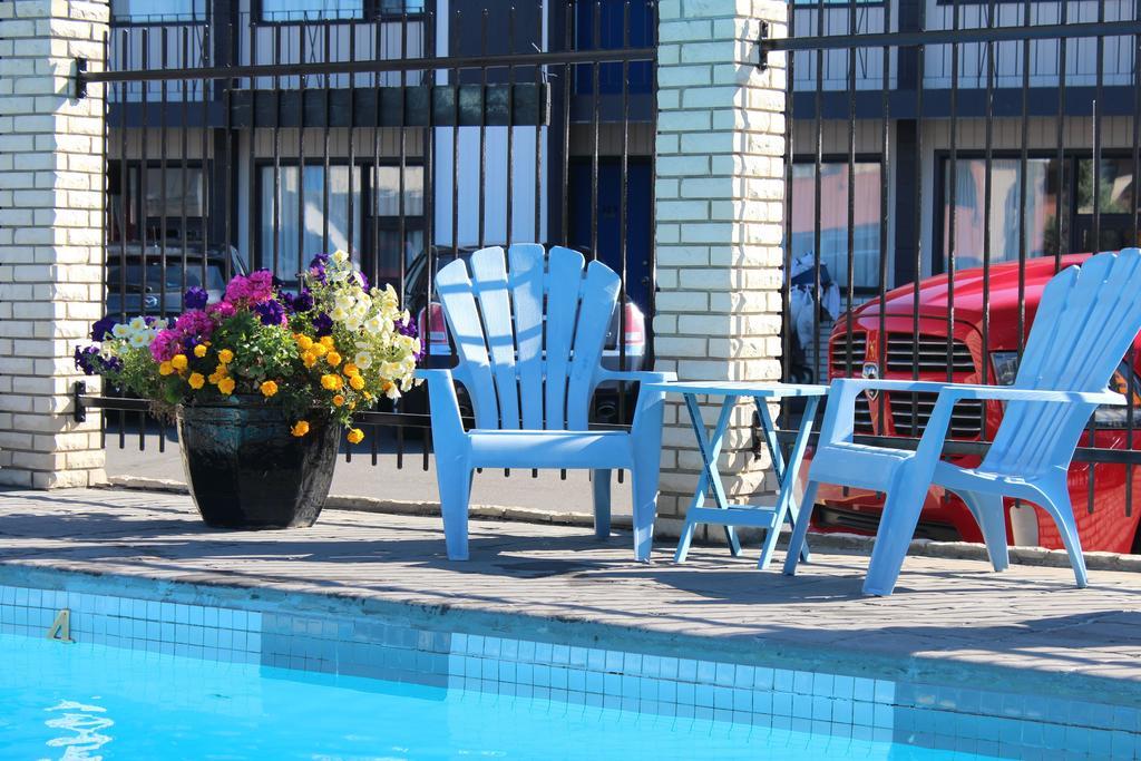 Canadas Best Value Inn YYC מראה חיצוני תמונה