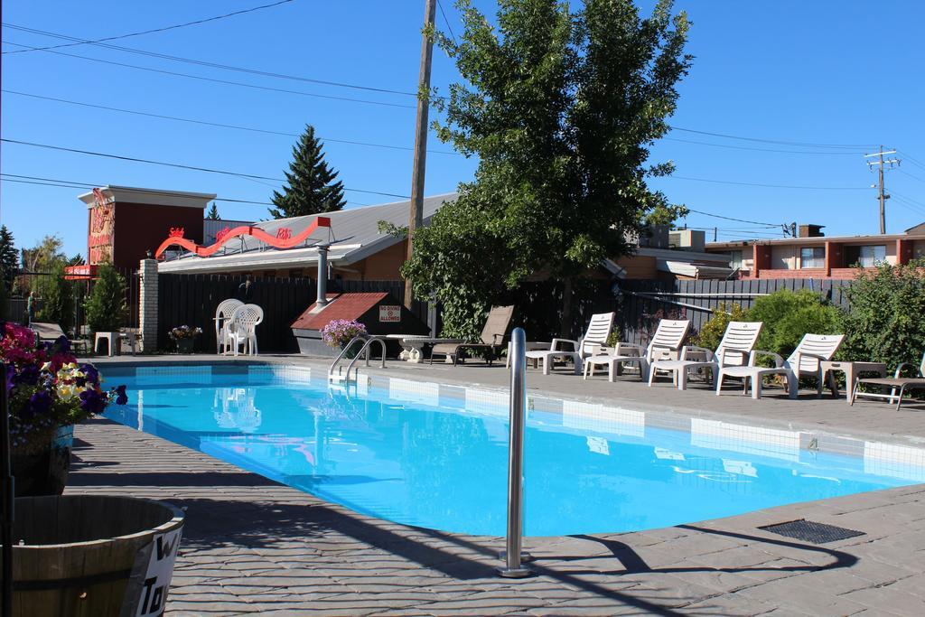Canadas Best Value Inn YYC מראה חיצוני תמונה