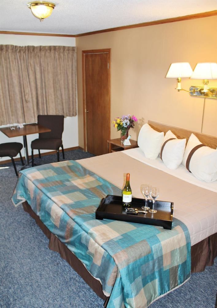 Canadas Best Value Inn YYC מראה חיצוני תמונה